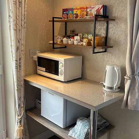 Crossroads Bed & Breakfast Holyhead Bagian luar foto